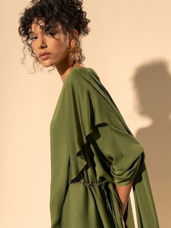 VESTIDO CHÁ DE MANGAS CURTAS COM CINTO E SOBREPOSIÇÃO