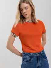 Blusa De Mangas Curtas Em Malha Com Gola Diferenciada