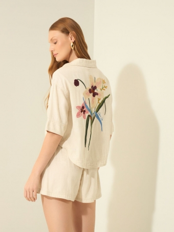 CAMISA CROPPED DE MANGA CURTAS COM BORDADO EM SARJA E LINHO