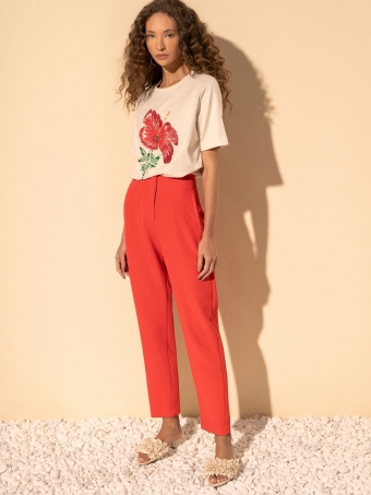 BLUSA T-SHIRT DE MANGAS CURTAS COM ESTAMPA E APLICAÇÕES