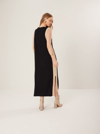 VESTIDO MIDI CHÁ EM MALHA CANELADA COM RECORTES LATERAIS