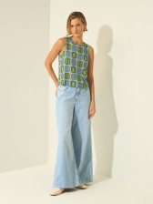 BLUSA REGATA ESTAMPADA EM MALHA RESPONSÁVEL