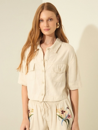 CAMISA CROPPED DE MANGA CURTAS COM BORDADO EM SARJA E LINHO