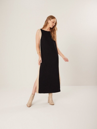 VESTIDO MIDI CHÁ EM MALHA CANELADA COM RECORTES LATERAIS