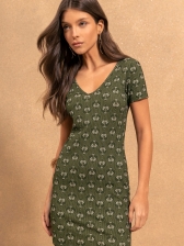 VESTIDO ESTAMPADO CANELADO CURTO COM DECOTE EM V