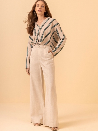 CAMISA DE MANGAS LONGAS COM GOLA PADRE E NÓ NA BARRA