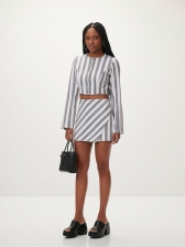 SHORTS-SAIA EM TECIDO PLANO COM CINTURA MÉDIA