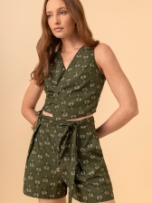 BLUSA CURTA ESTAMPADA TRANSPASSADA COM AMARRAÇÃO LATERAL