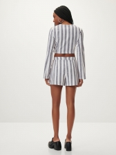 SHORTS-SAIA EM TECIDO PLANO COM CINTURA MÉDIA