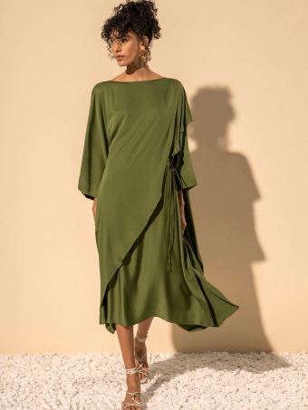 VESTIDO CHÁ DE MANGAS CURTAS COM CINTO E SOBREPOSIÇÃO