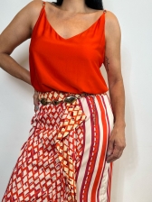 Blusa básica de alças finas com decote em viscose