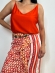 Blusa básica de alças finas com decote em viscose