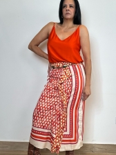 Blusa básica de alças finas com decote em viscose