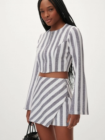 SHORTS-SAIA EM TECIDO PLANO COM CINTURA MÉDIA