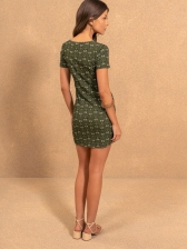 VESTIDO ESTAMPADO CANELADO CURTO COM DECOTE EM V