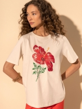 BLUSA T-SHIRT DE MANGAS CURTAS COM ESTAMPA E APLICAÇÕES