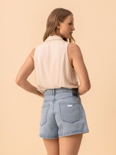 SHORTS JEANS DE CINTURA MÉDIA COM BORDADOS