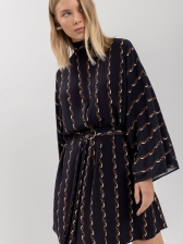 VESTIDO CURTO ESTAMPADO COM GOLA ALTA E CINTO DE ARGOLA