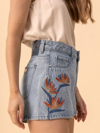 SHORTS JEANS DE CINTURA MÉDIA COM BORDADOS