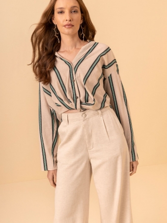 CAMISA DE MANGAS LONGAS COM GOLA PADRE E NÓ NA BARRA